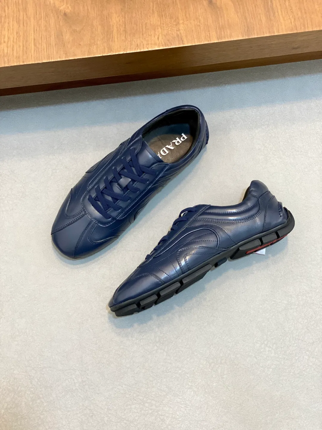 Men's Men's Shoes 💰800 Prada/Prada Men's Leather Casual Sports Shoes, a hot product made in Guangzhou! Made of imported calfskin splicing upper, three-dimensional geometric segmentation, precision manufacturing, uniform stitching, leather texture at a glance, multi-color splicing, fashionable and generous, soft, comfortable and breathable, decorated with PRADA letter logo on the outside, classic letter logo on the tongue, fabric strap on the heel, P family's classic sports shoe type, with fabric lining, silver logo cowhide foot pads, and P family's exclusive rubber outsole. The details are carefully crafted, making it a versatile item for travel! Comes with original box and dust bag! Multiple colors available! Size: 39-40-41-42-43-44 standard leather shoe size (38, 45 customized ¥)